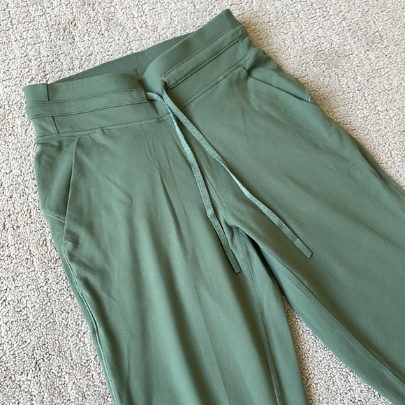Lululemon High-Rise Jogger Crop - Picture 7 of 12